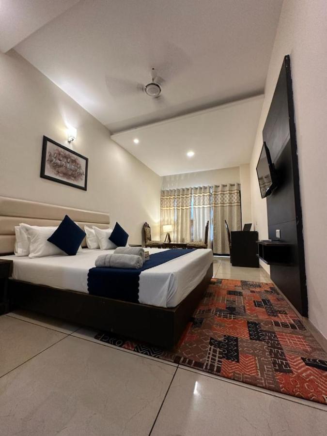 Hotel Jb Residency !! Luxurious & Royal Balcony Rooms !! Large Rooms Zirakpur Ngoại thất bức ảnh