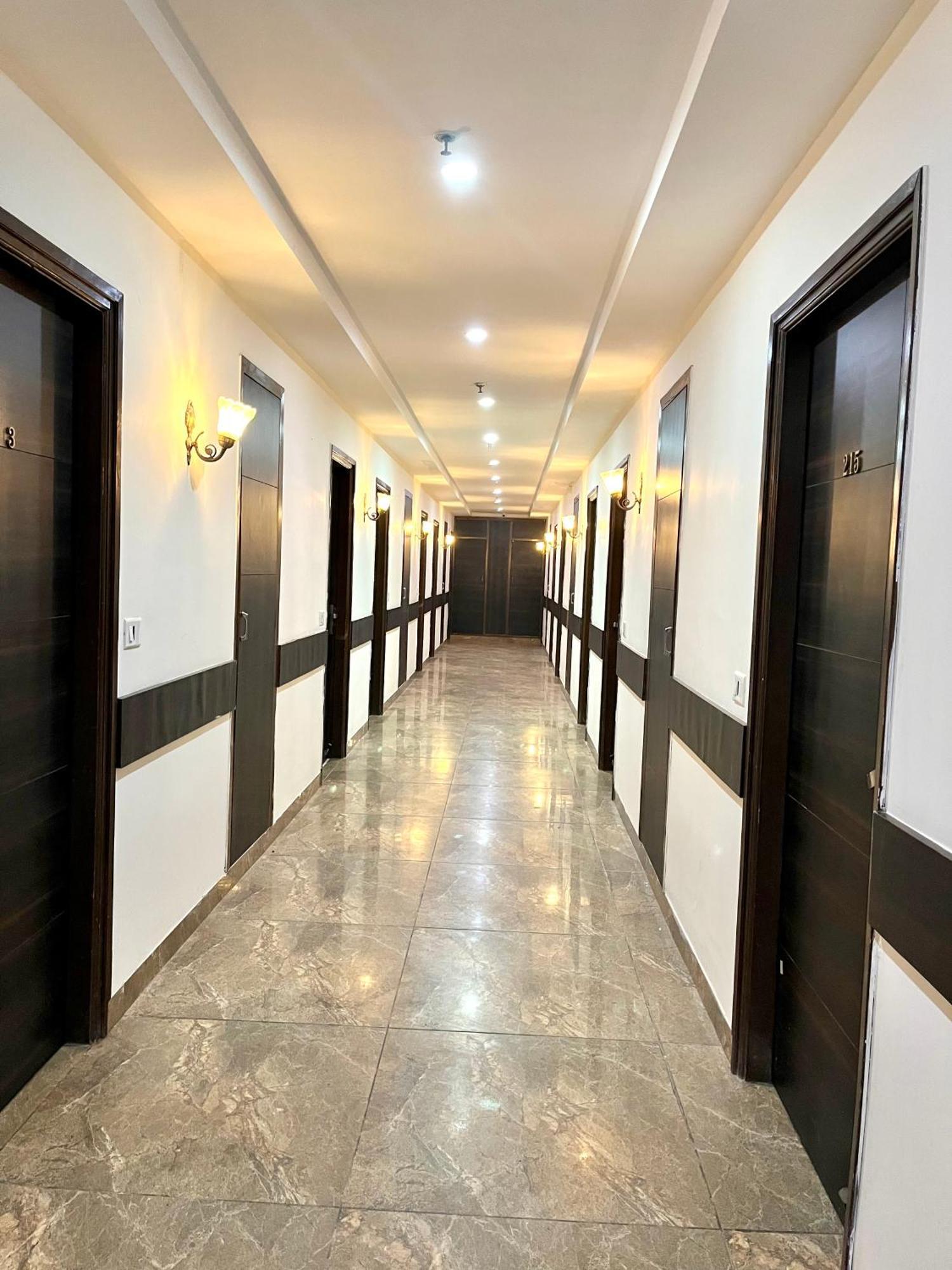 Hotel Jb Residency !! Luxurious & Royal Balcony Rooms !! Large Rooms Zirakpur Ngoại thất bức ảnh