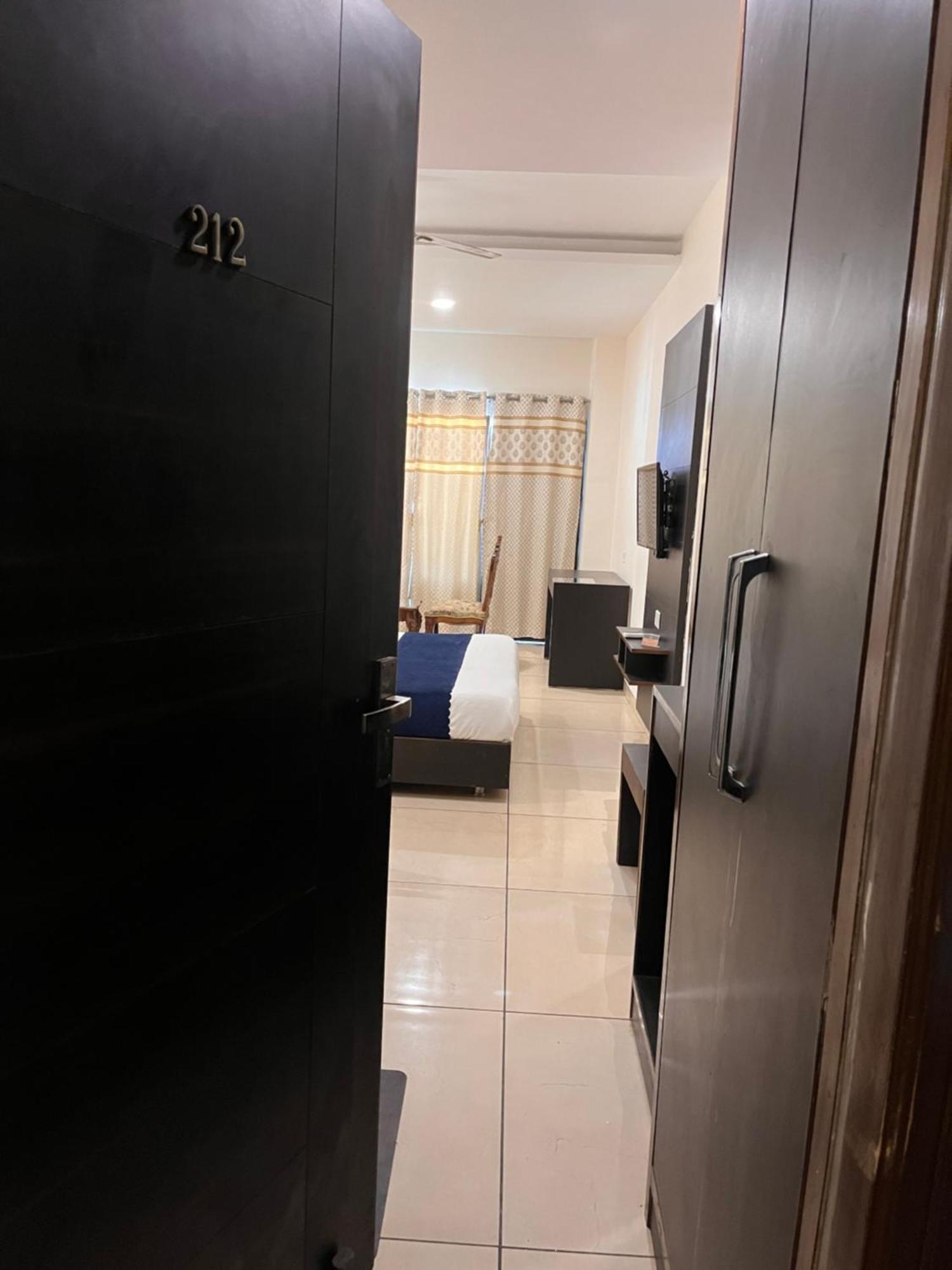 Hotel Jb Residency !! Luxurious & Royal Balcony Rooms !! Large Rooms Zirakpur Ngoại thất bức ảnh
