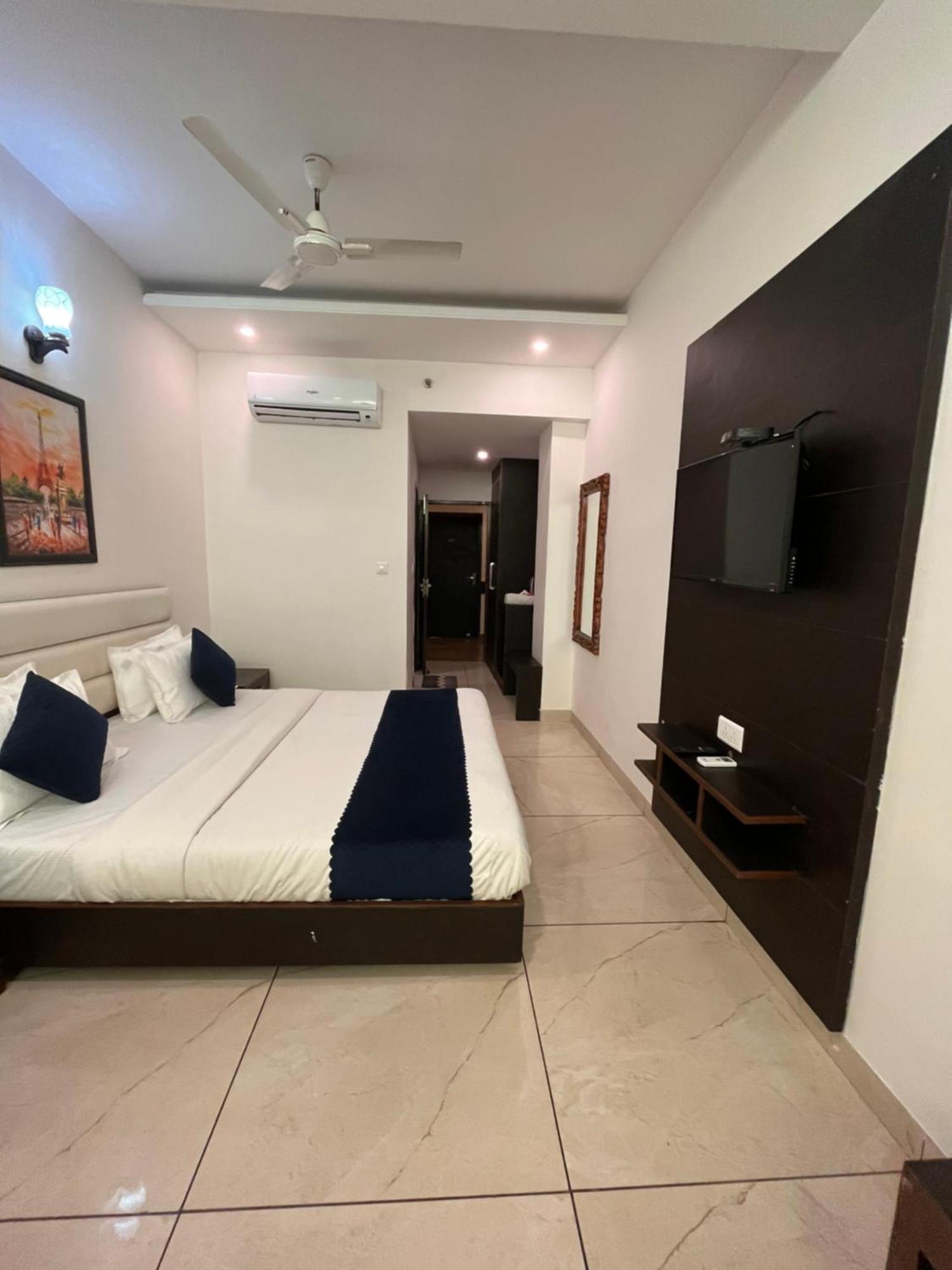 Hotel Jb Residency !! Luxurious & Royal Balcony Rooms !! Large Rooms Zirakpur Ngoại thất bức ảnh