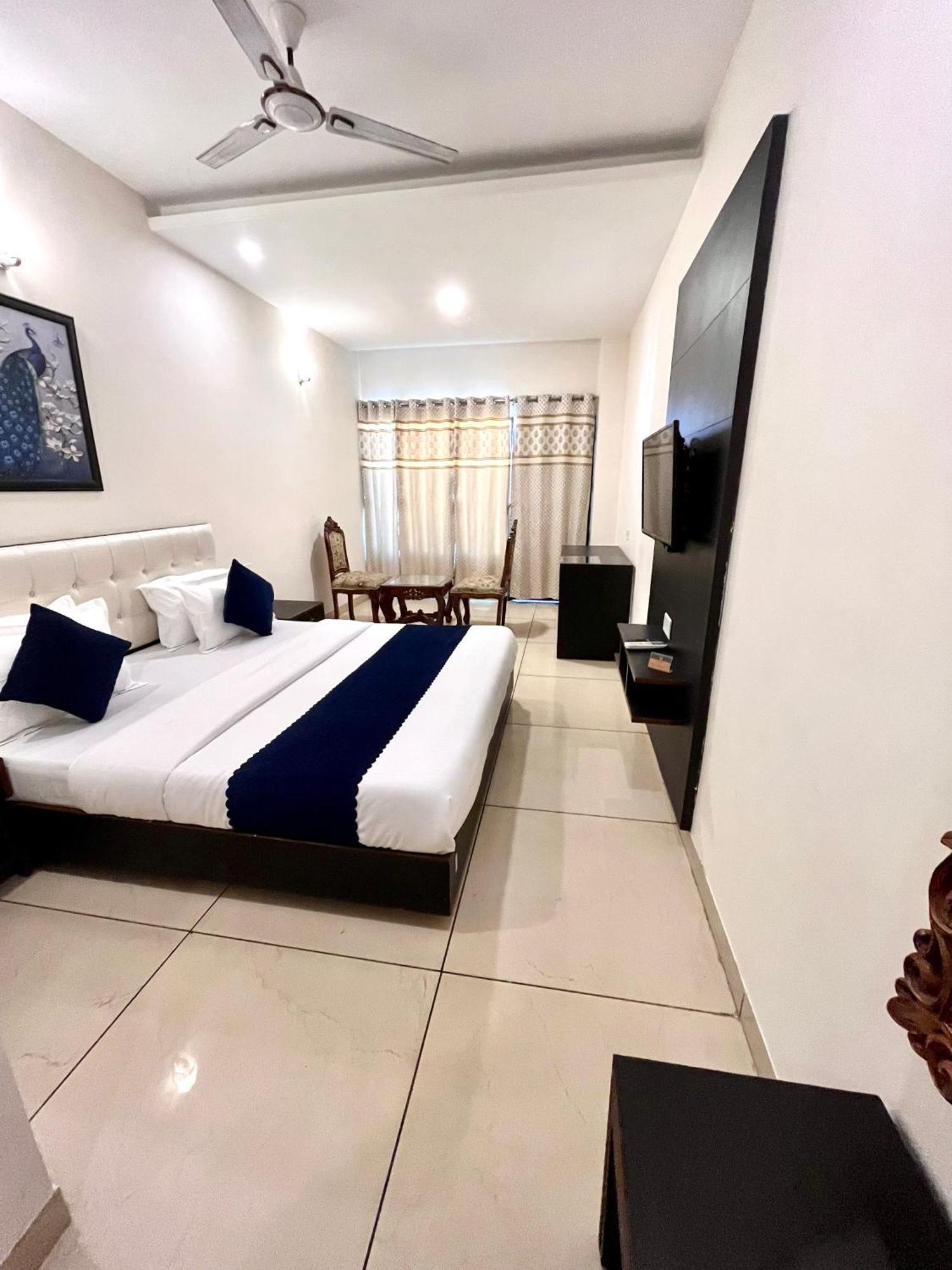 Hotel Jb Residency !! Luxurious & Royal Balcony Rooms !! Large Rooms Zirakpur Ngoại thất bức ảnh
