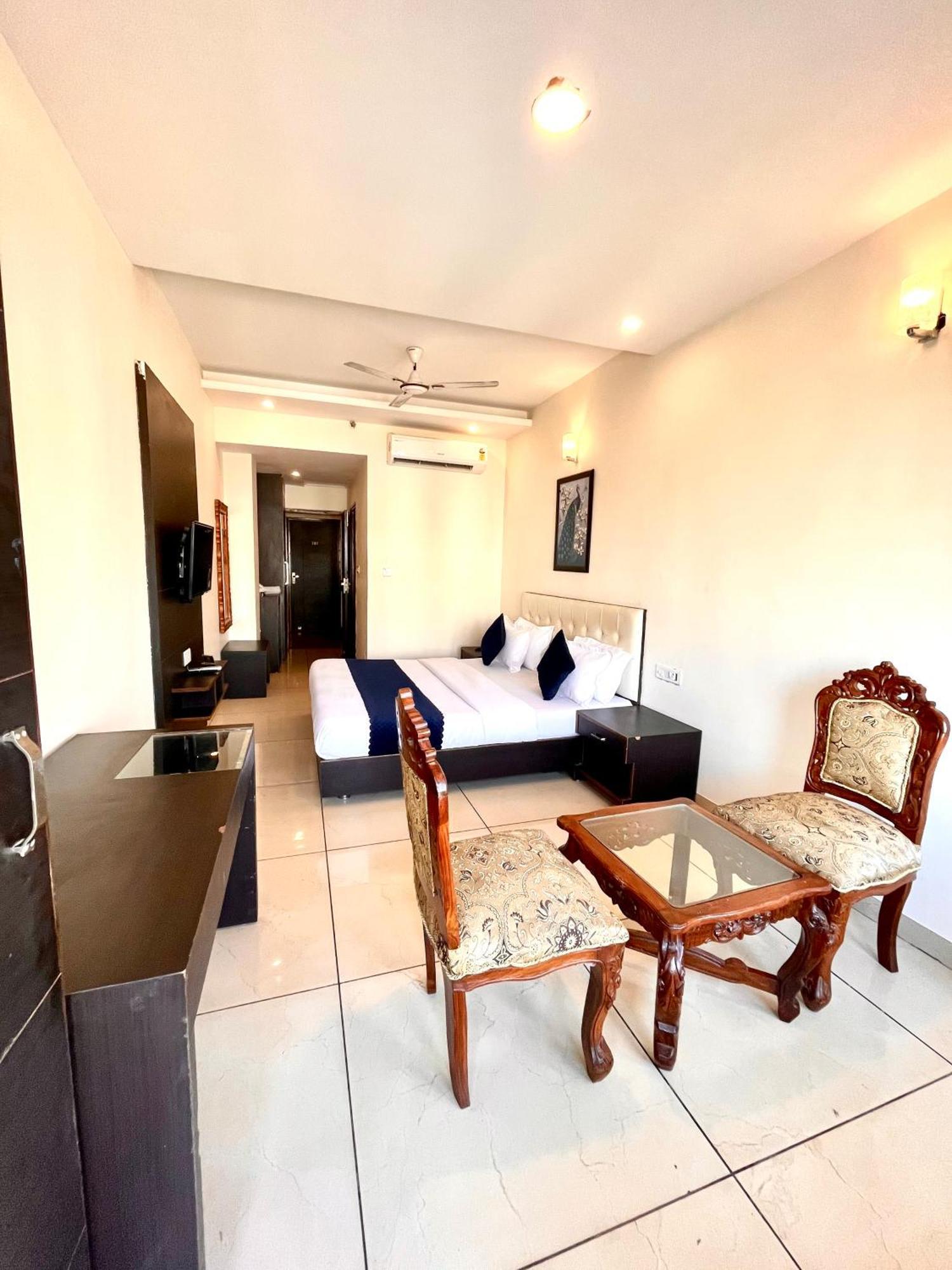 Hotel Jb Residency !! Luxurious & Royal Balcony Rooms !! Large Rooms Zirakpur Ngoại thất bức ảnh