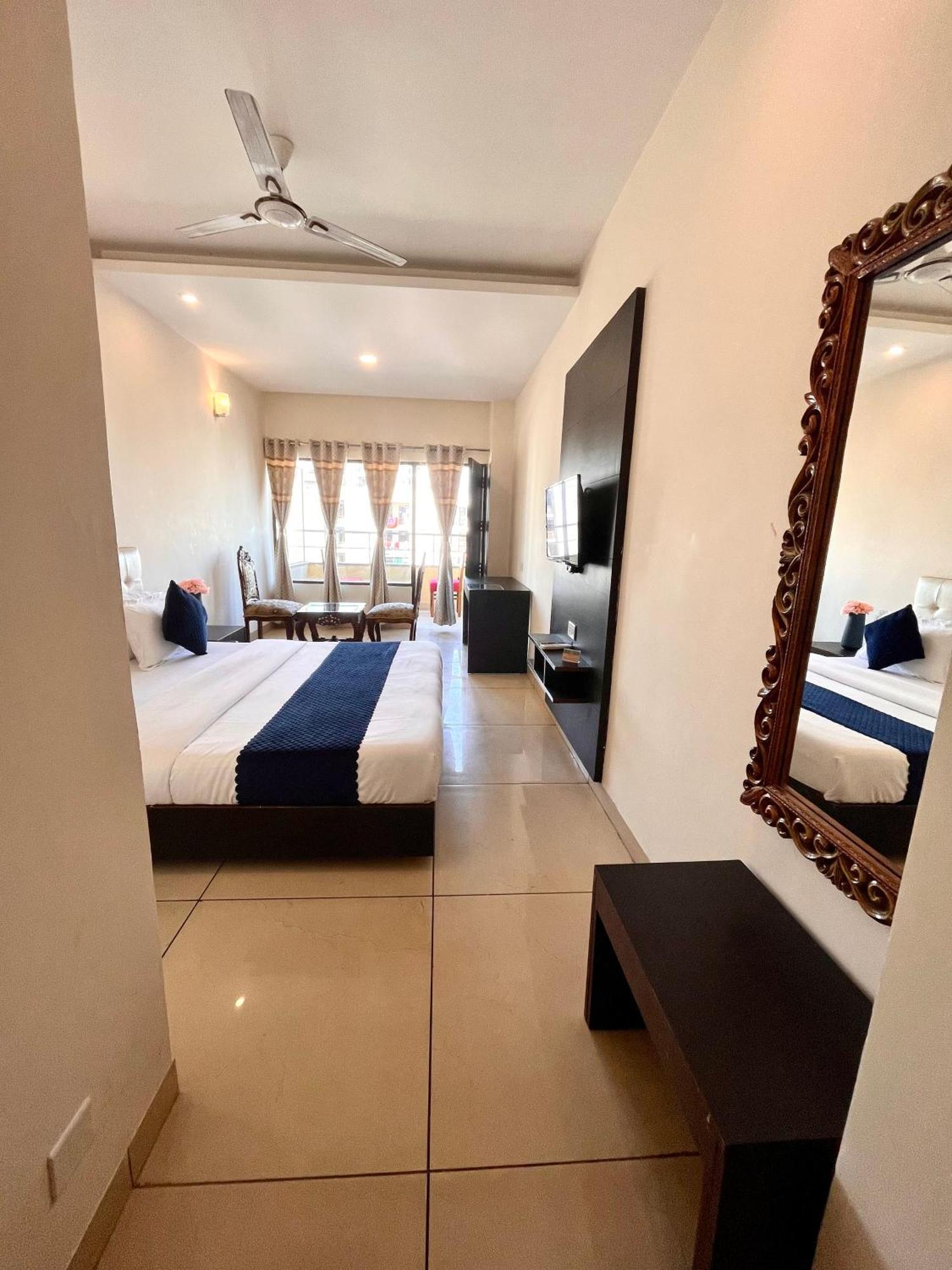 Hotel Jb Residency !! Luxurious & Royal Balcony Rooms !! Large Rooms Zirakpur Ngoại thất bức ảnh