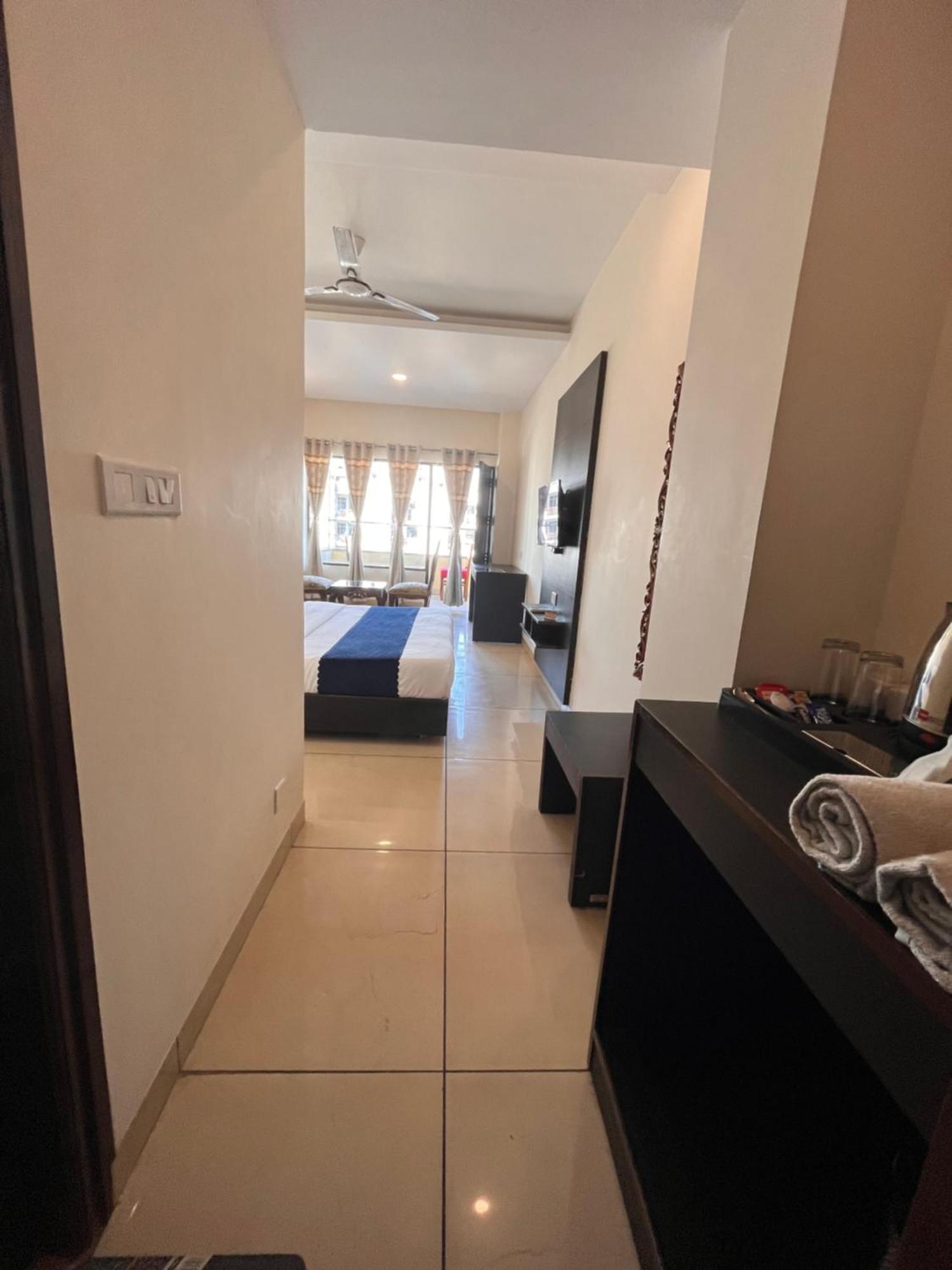 Hotel Jb Residency !! Luxurious & Royal Balcony Rooms !! Large Rooms Zirakpur Ngoại thất bức ảnh