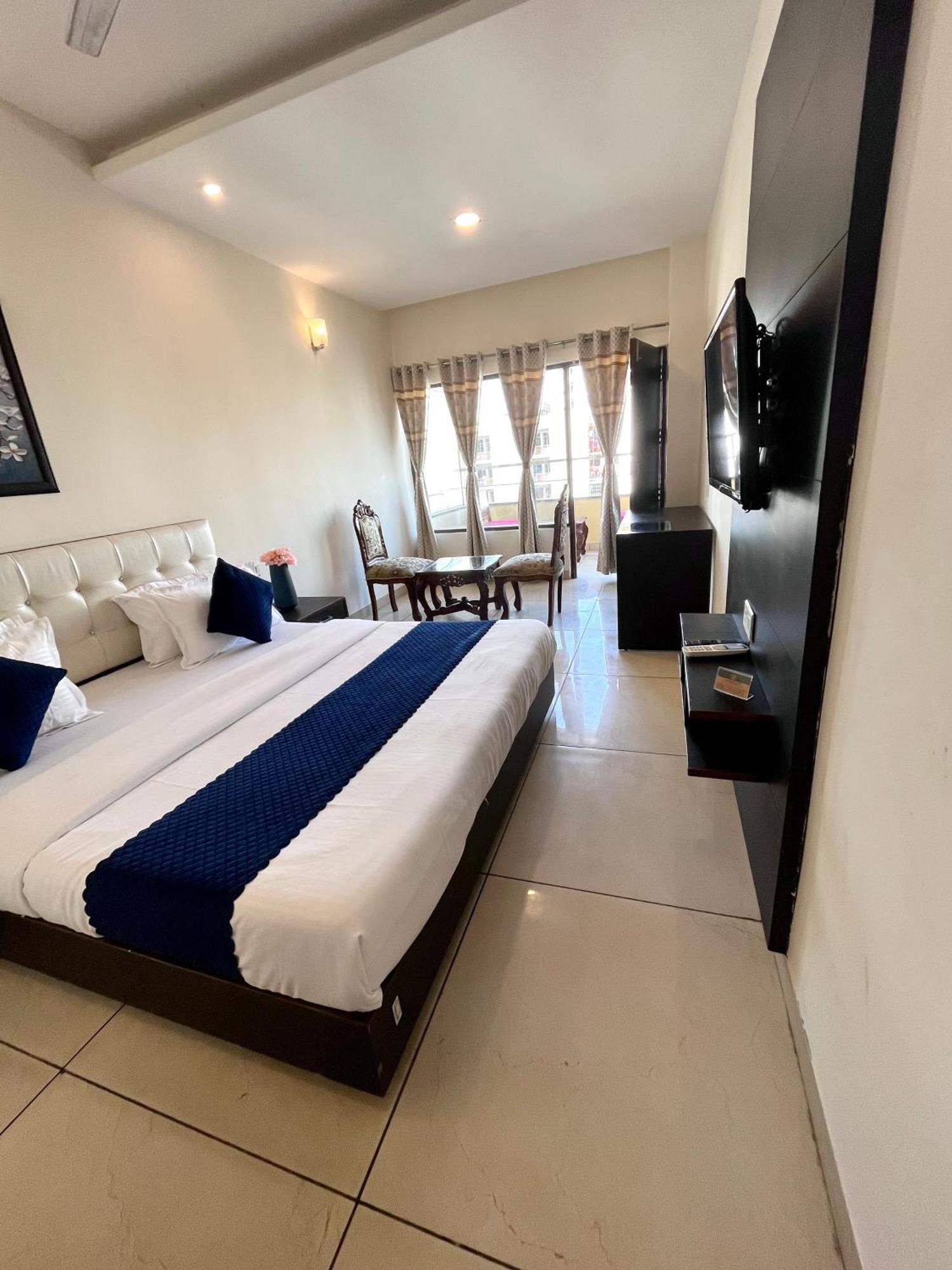 Hotel Jb Residency !! Luxurious & Royal Balcony Rooms !! Large Rooms Zirakpur Ngoại thất bức ảnh