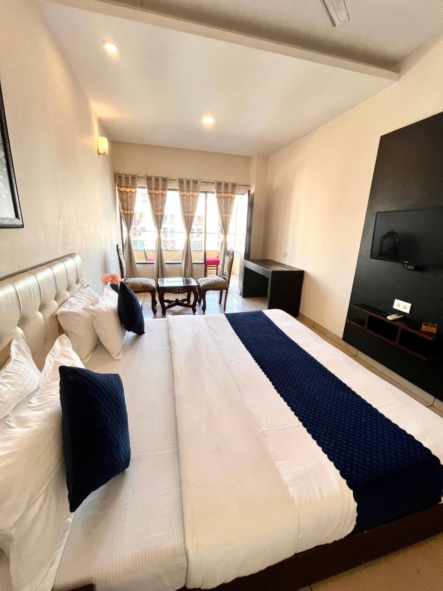 Hotel Jb Residency !! Luxurious & Royal Balcony Rooms !! Large Rooms Zirakpur Ngoại thất bức ảnh