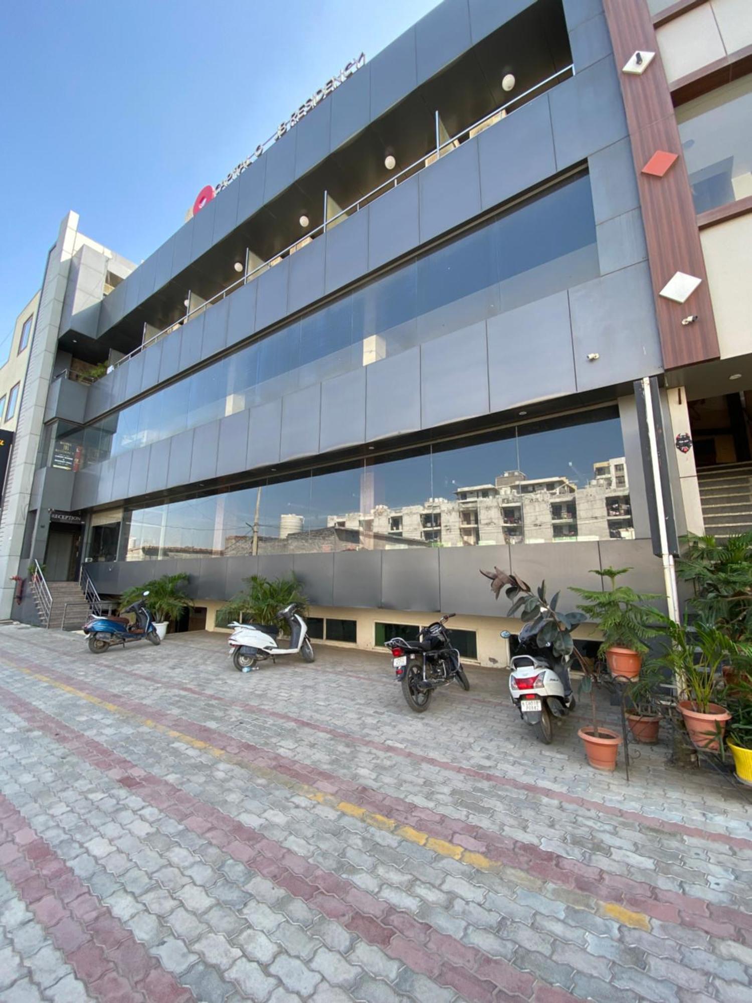 Hotel Jb Residency !! Luxurious & Royal Balcony Rooms !! Large Rooms Zirakpur Ngoại thất bức ảnh