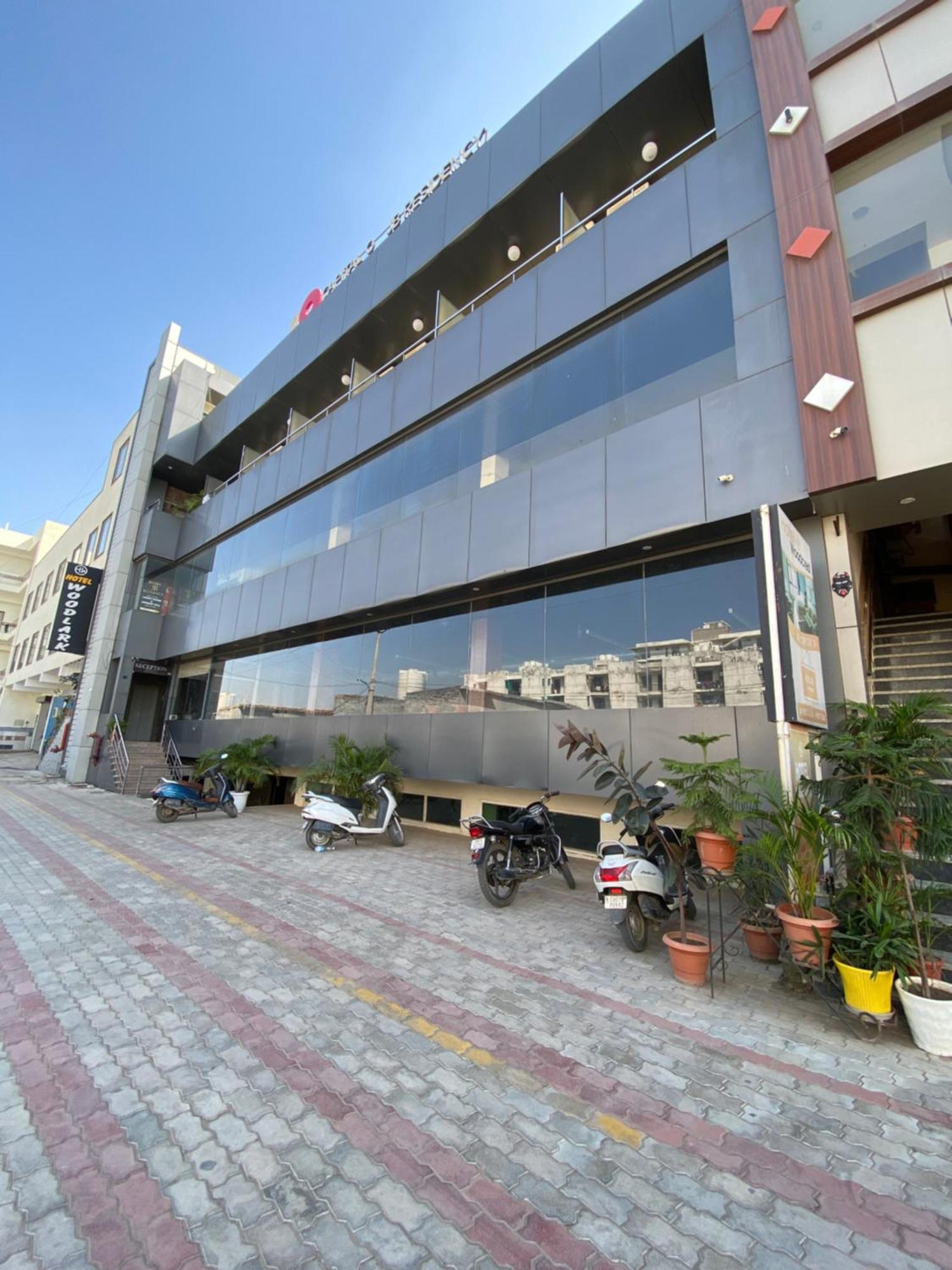Hotel Jb Residency !! Luxurious & Royal Balcony Rooms !! Large Rooms Zirakpur Ngoại thất bức ảnh