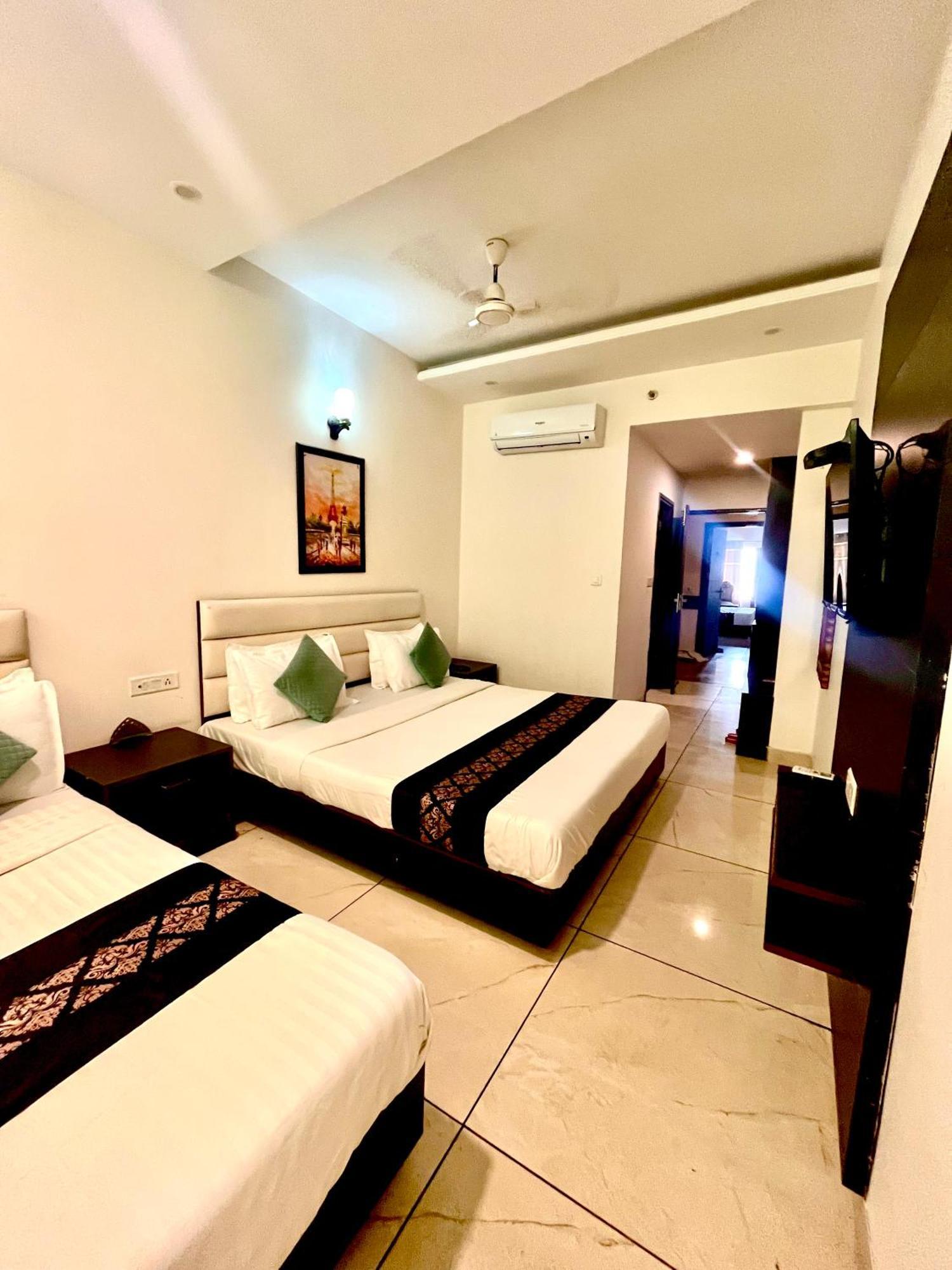 Hotel Jb Residency !! Luxurious & Royal Balcony Rooms !! Large Rooms Zirakpur Ngoại thất bức ảnh