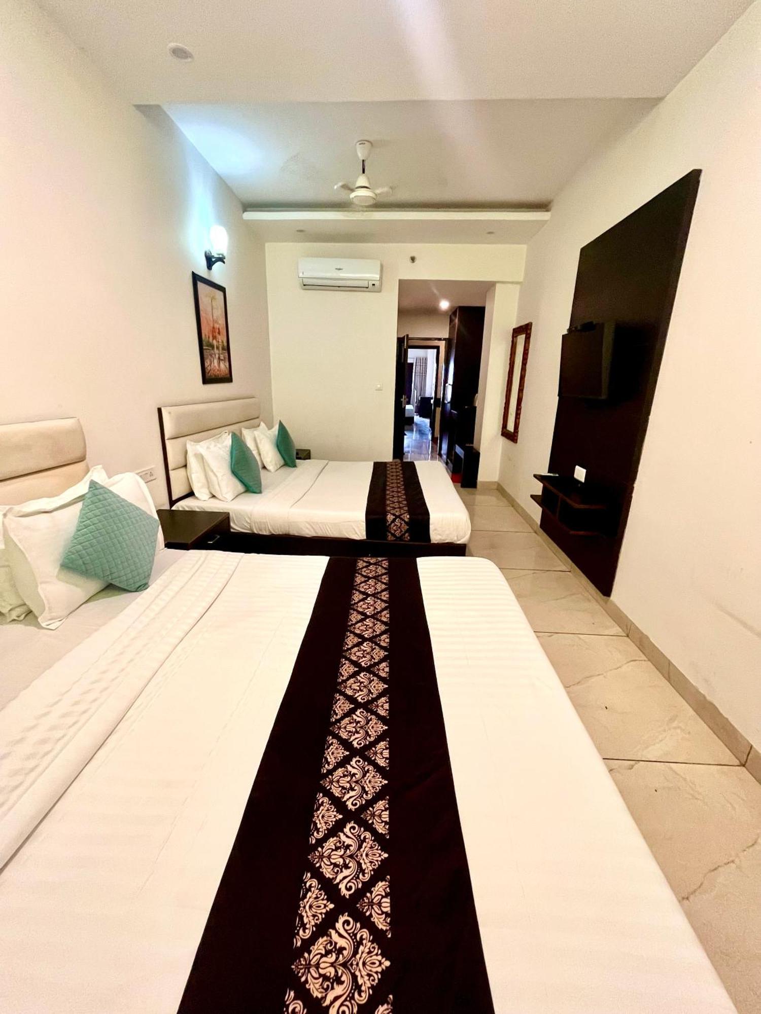 Hotel Jb Residency !! Luxurious & Royal Balcony Rooms !! Large Rooms Zirakpur Ngoại thất bức ảnh